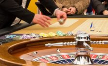 Bridge er et fascinerende og udfordrende kortspil, der tiltrækker mange casino- og spilentusiaster